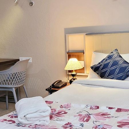 Vamsor Heights 1047 Hotel Gurgaon Buitenkant foto