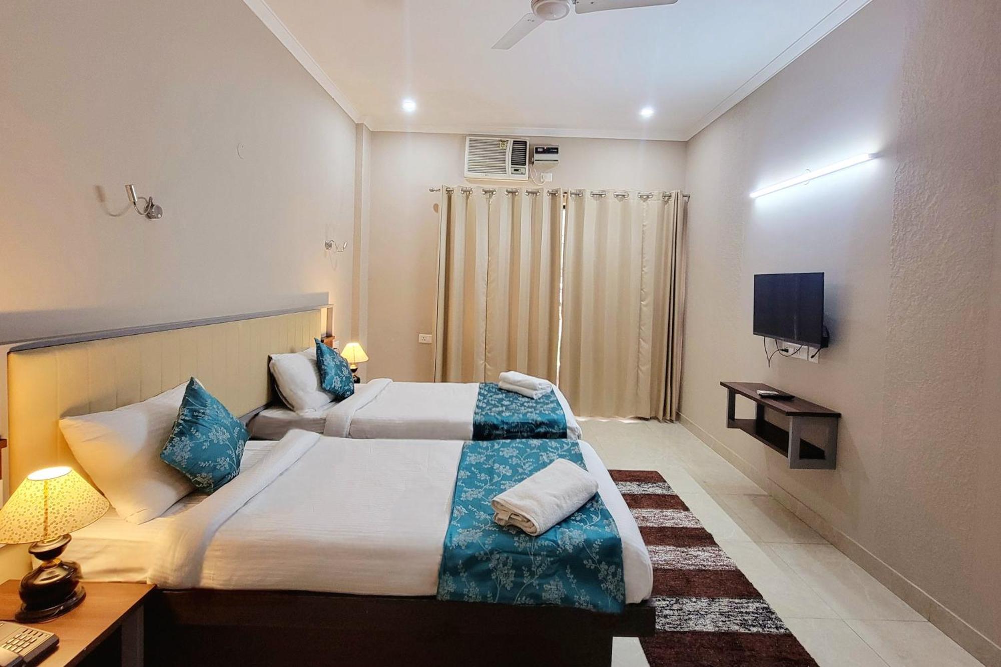 Vamsor Heights 1047 Hotel Gurgaon Buitenkant foto