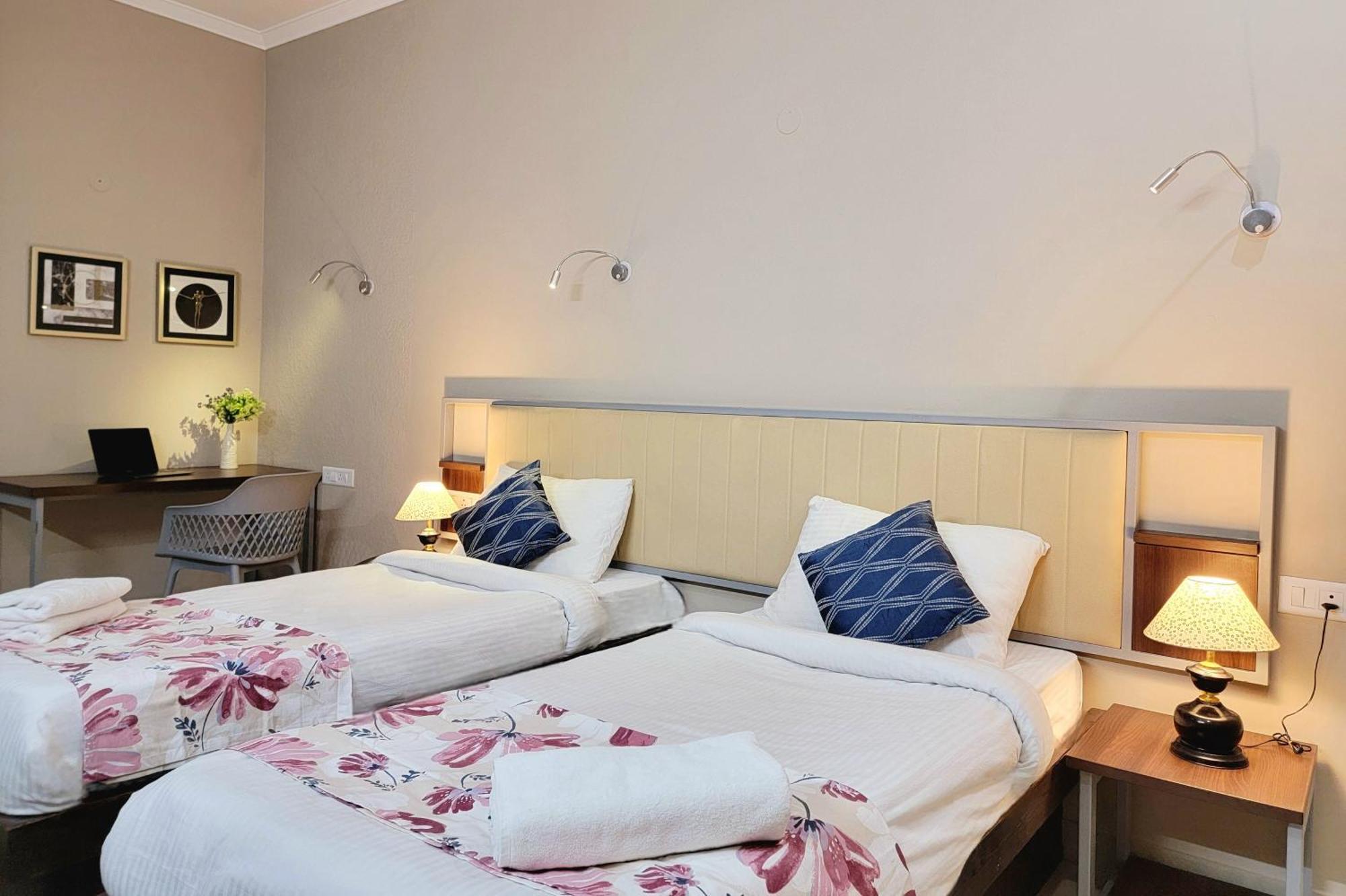 Vamsor Heights 1047 Hotel Gurgaon Buitenkant foto