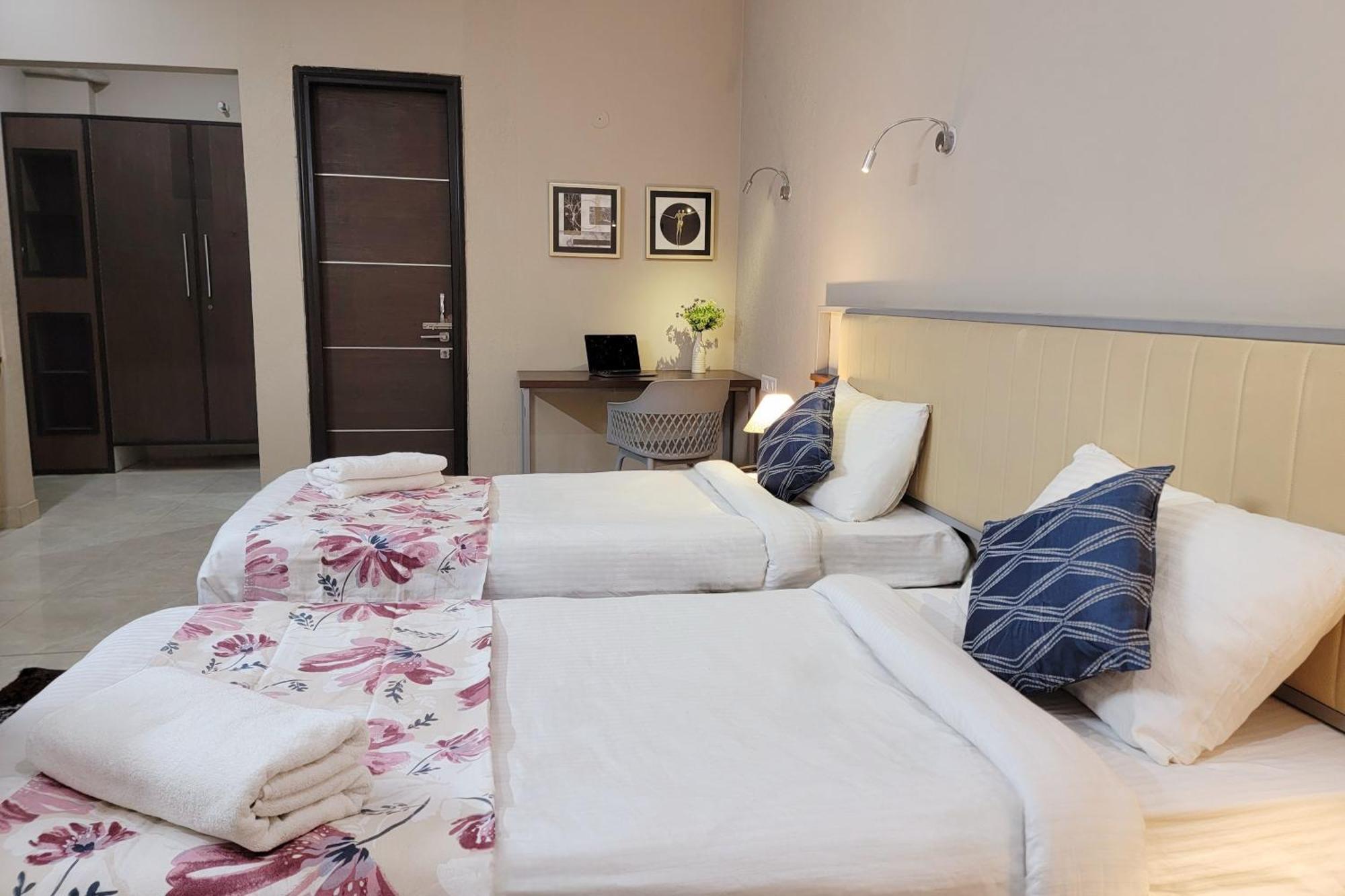 Vamsor Heights 1047 Hotel Gurgaon Buitenkant foto