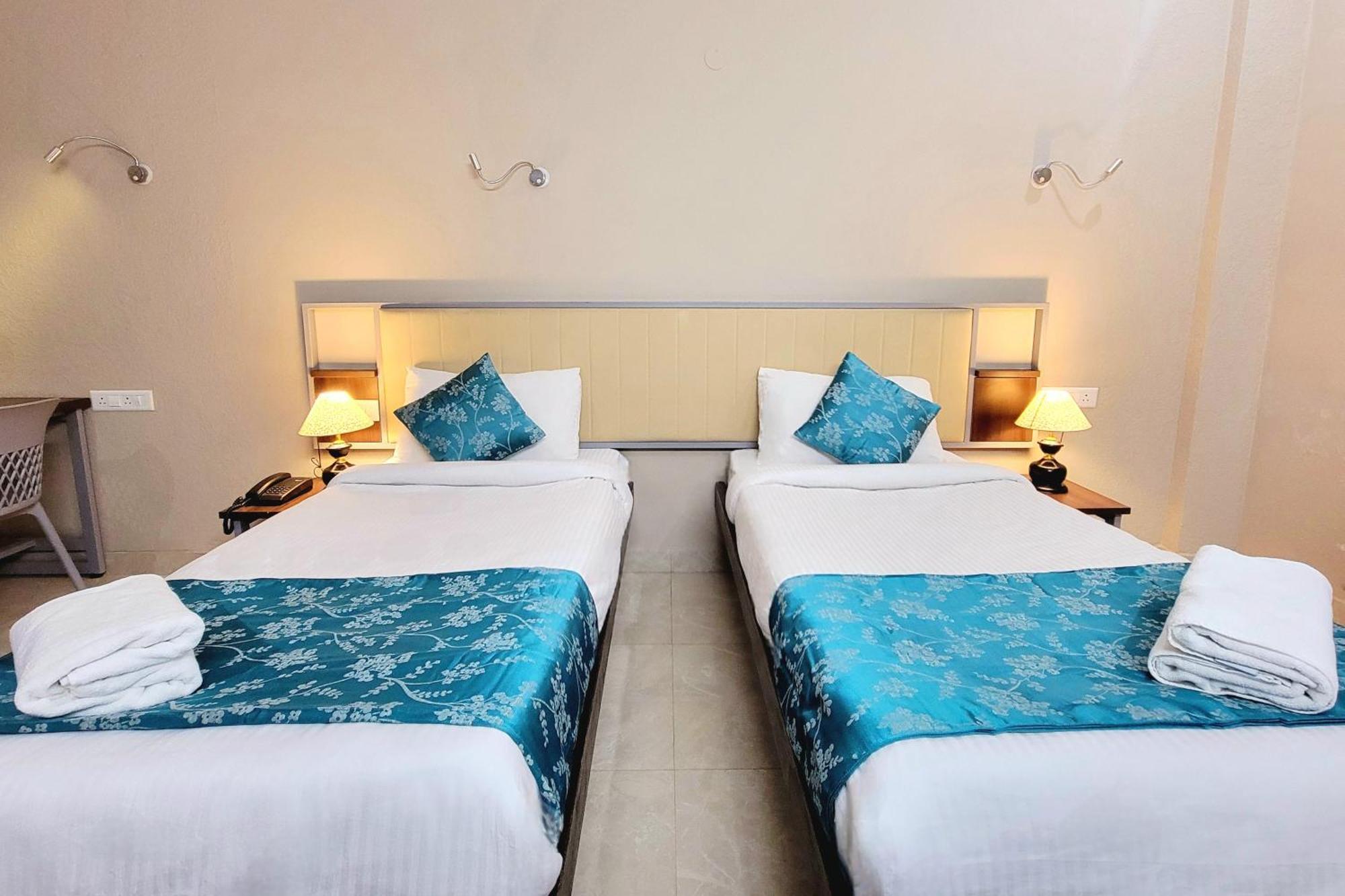 Vamsor Heights 1047 Hotel Gurgaon Buitenkant foto