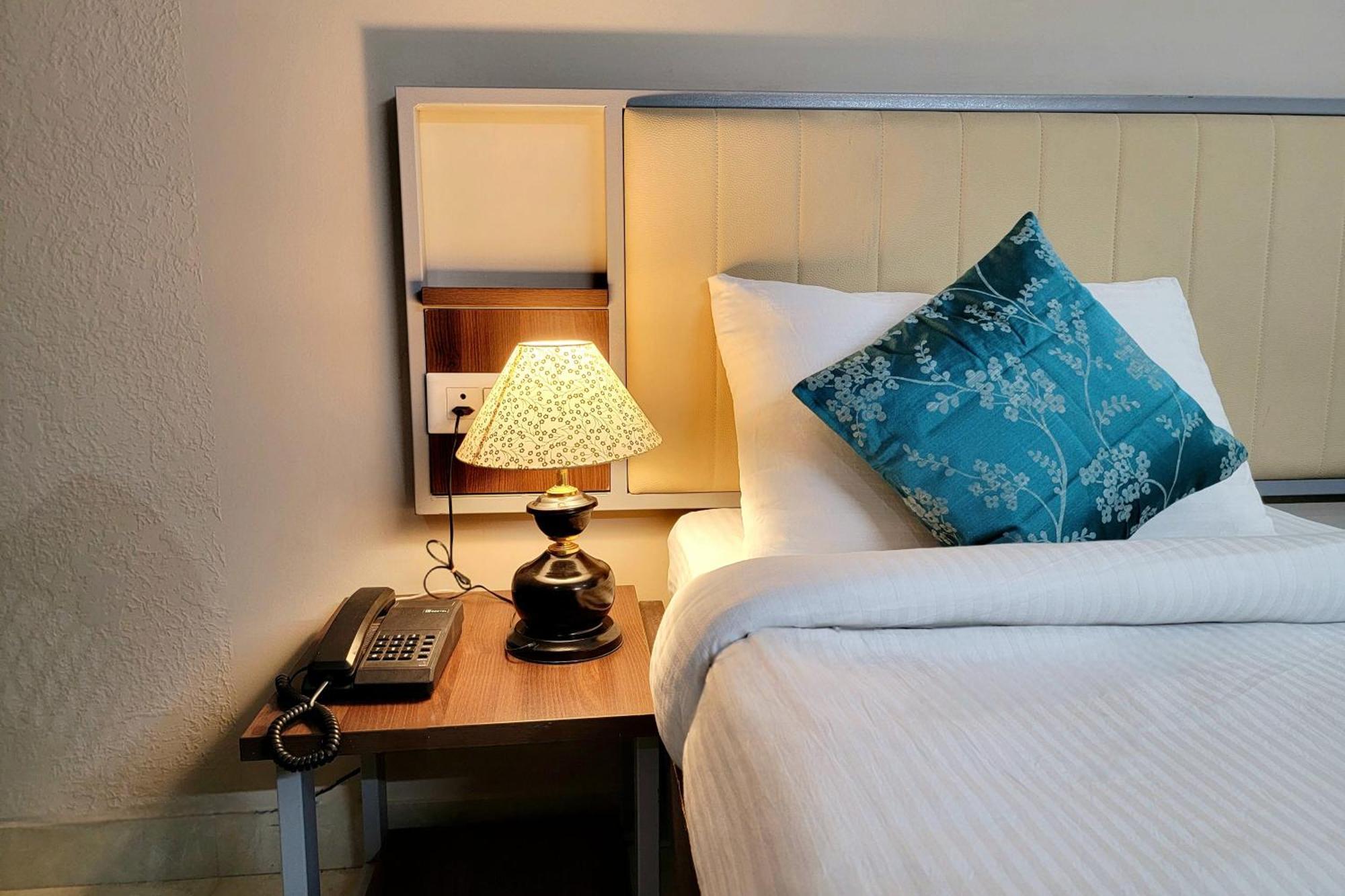 Vamsor Heights 1047 Hotel Gurgaon Buitenkant foto