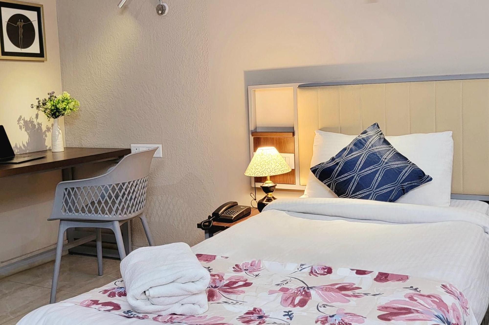 Vamsor Heights 1047 Hotel Gurgaon Buitenkant foto
