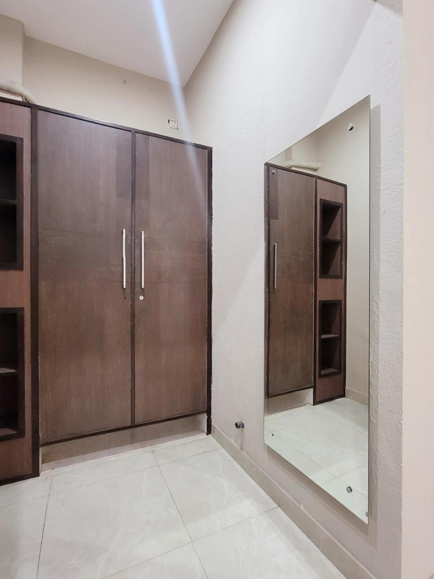 Vamsor Heights 1047 Hotel Gurgaon Buitenkant foto